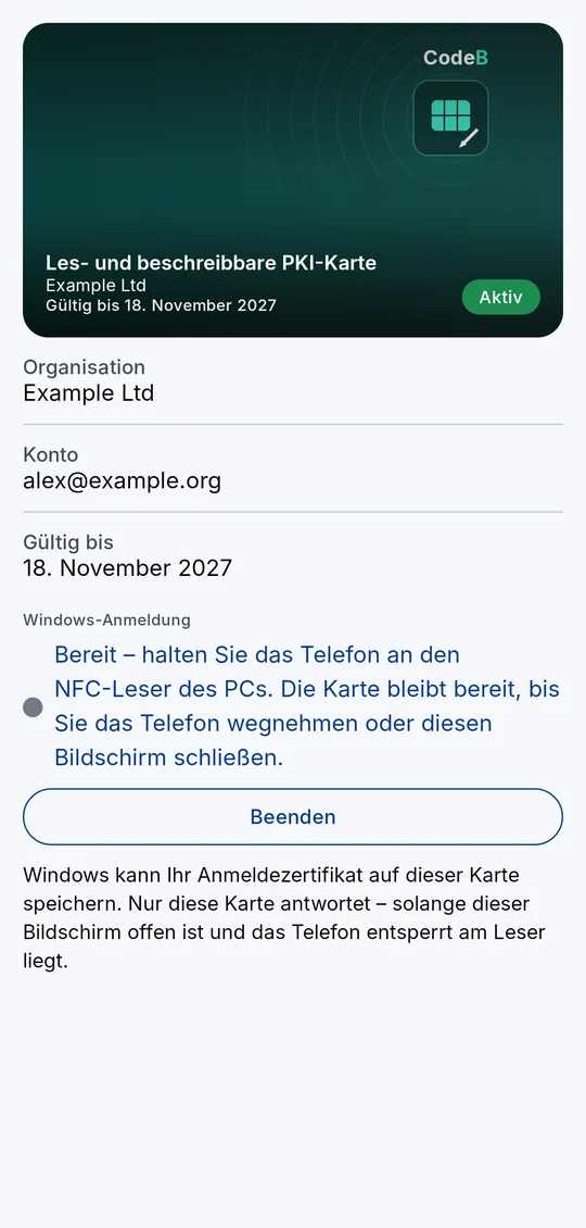 CodeB Wallet als PKI-Smartcard, an den NFC-Leser eines Windows-PCs gehalten, f&uuml;r die passwortlose Anmeldung